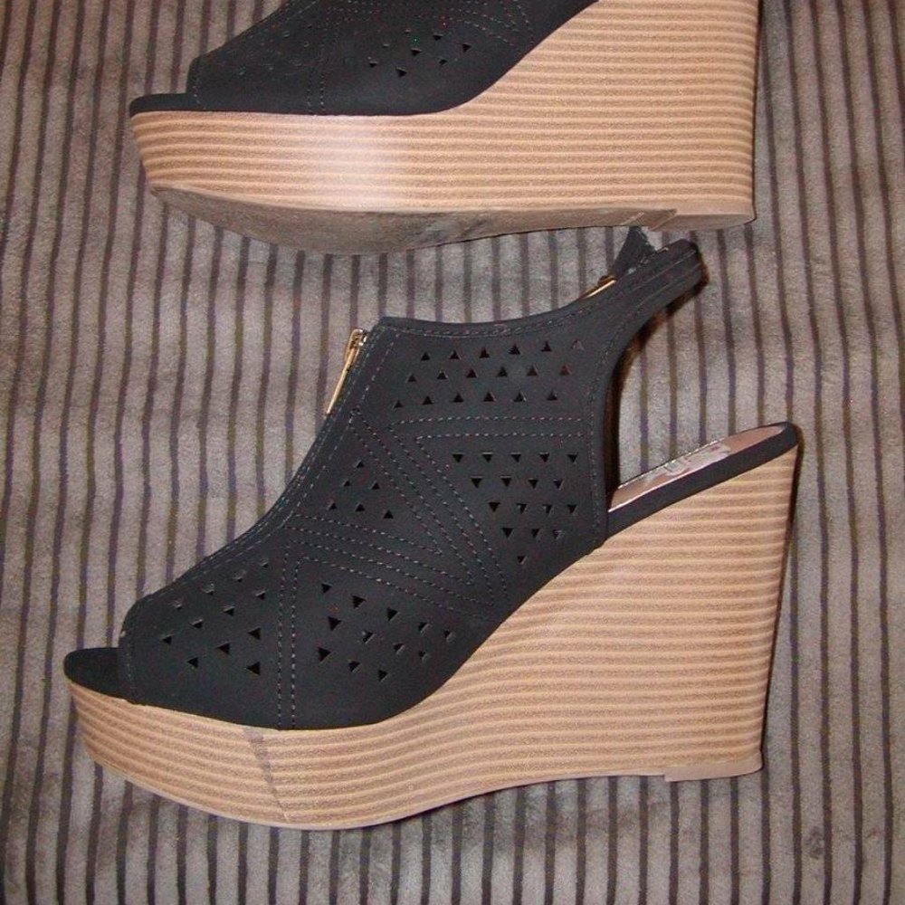 Report “Carnation”Wedge Sandals Suede Black Shoes Sz 8.5 Open Toe EUC! - Picture 5 of 7